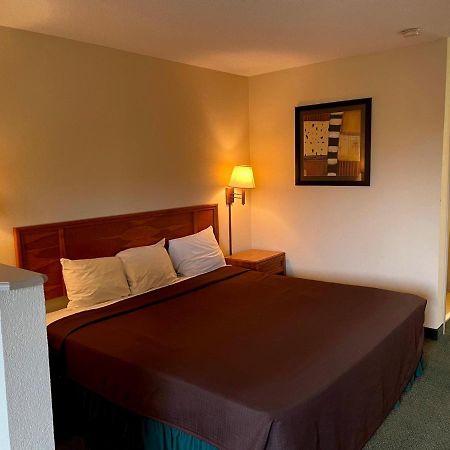 Travelers Inn & Suites Sumter Bagian luar foto
