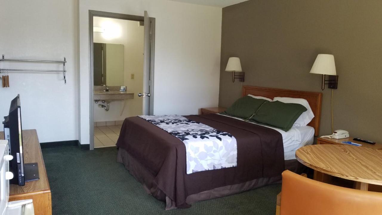 Travelers Inn & Suites Sumter Bagian luar foto