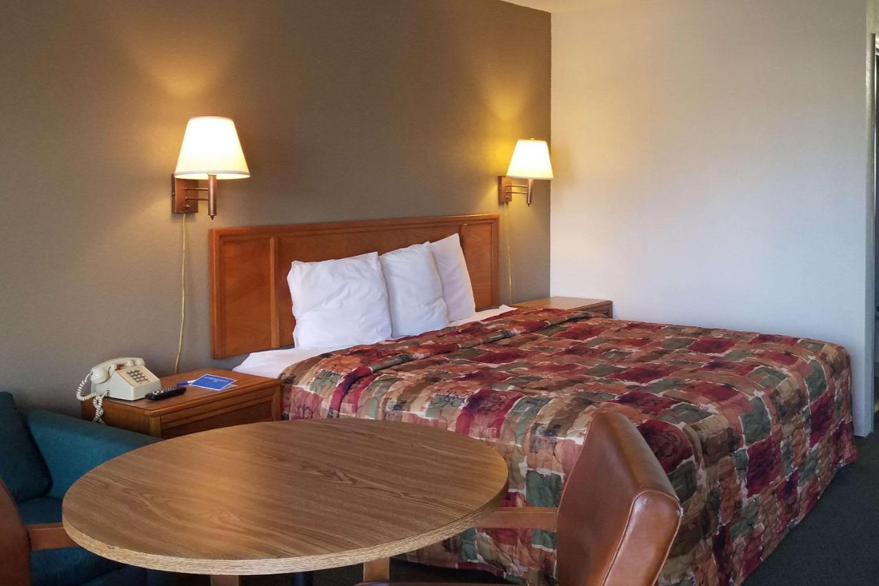 Travelers Inn & Suites Sumter Bagian luar foto