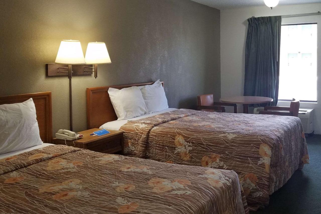 Travelers Inn & Suites Sumter Bagian luar foto