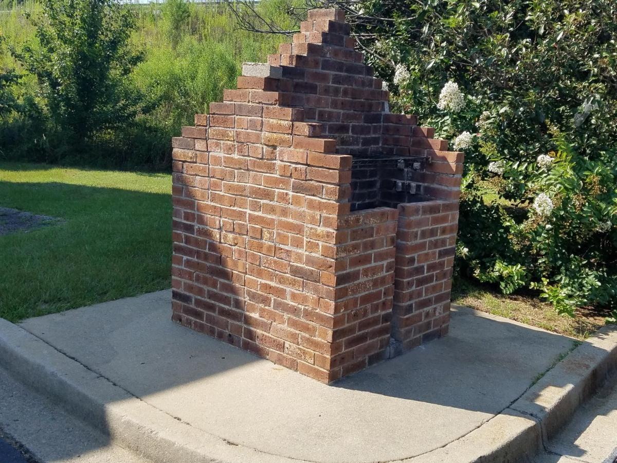 Travelers Inn & Suites Sumter Bagian luar foto
