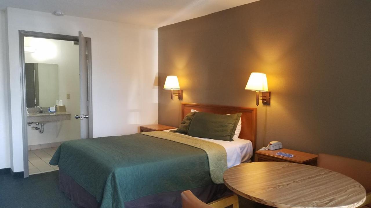 Travelers Inn & Suites Sumter Bagian luar foto