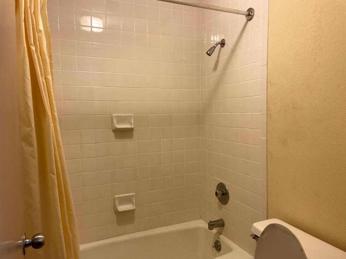Travelers Inn & Suites Sumter Bagian luar foto