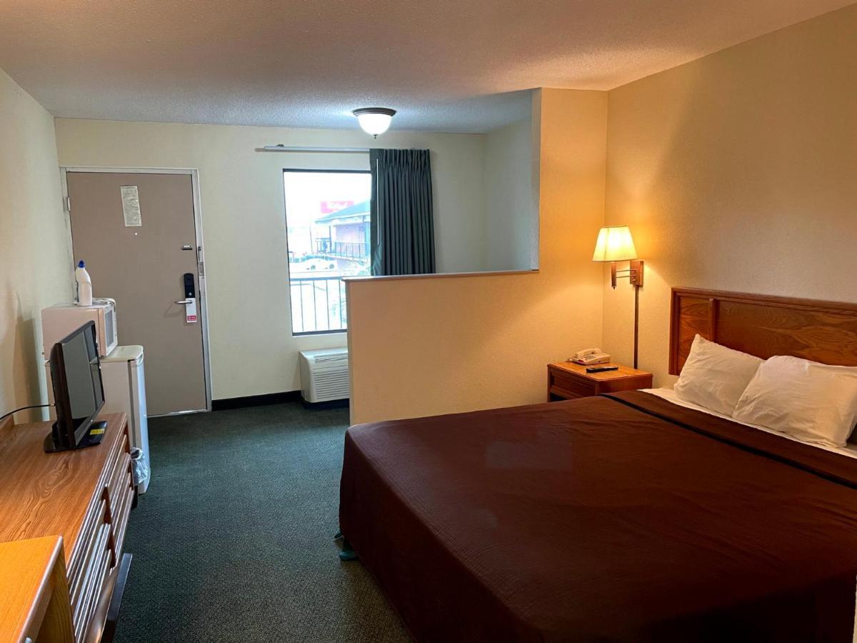 Travelers Inn & Suites Sumter Bagian luar foto