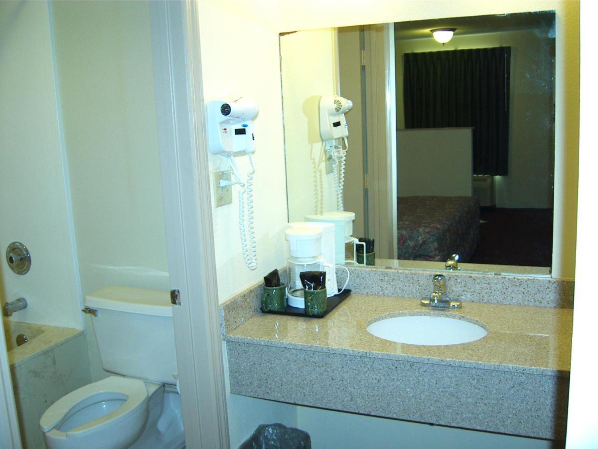 Travelers Inn & Suites Sumter Bagian luar foto