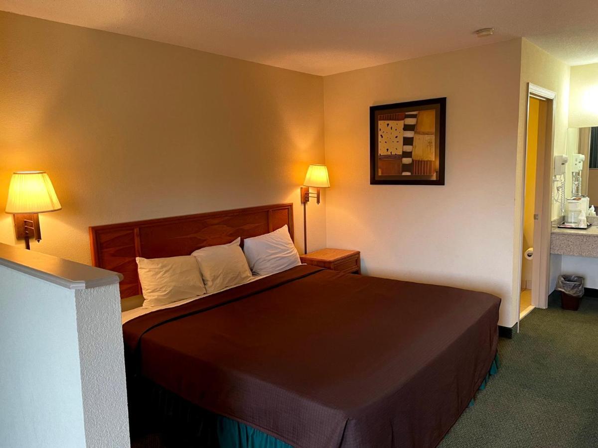 Travelers Inn & Suites Sumter Bagian luar foto