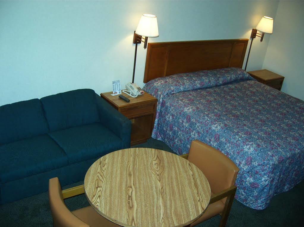 Travelers Inn & Suites Sumter Bagian luar foto