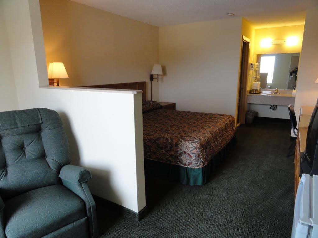 Travelers Inn & Suites Sumter Bagian luar foto