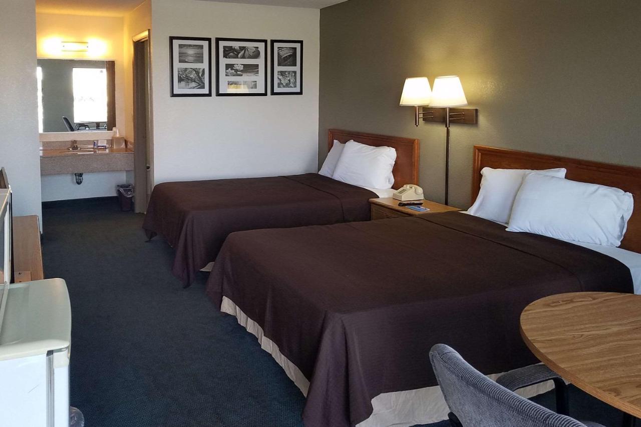 Travelers Inn & Suites Sumter Bagian luar foto