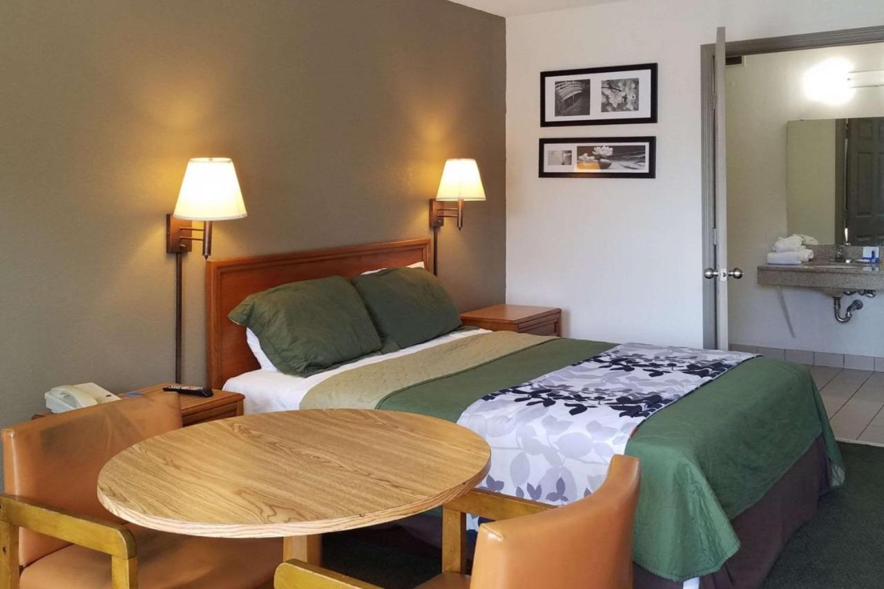 Travelers Inn & Suites Sumter Bagian luar foto